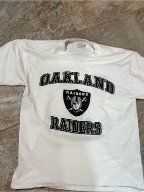NFL Oakland Raiders White and Black men’s large Short Sleeve Tee